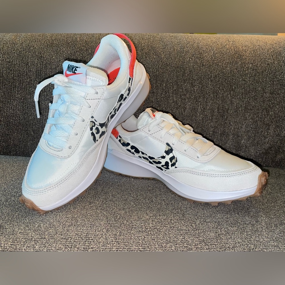 New Women’s Size 5 Nike Waffle Debut Shoes